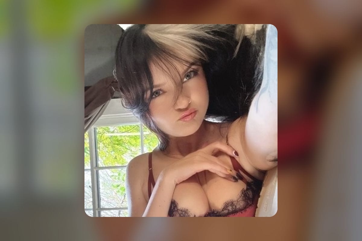 Peach Jars, her OnlyFans header photo